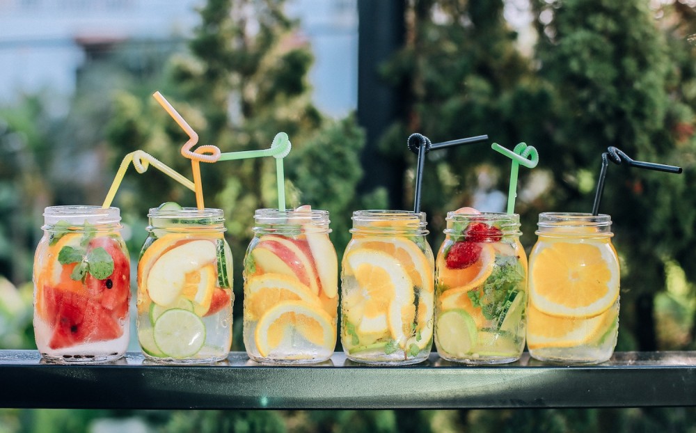 3 przepisy na orzeźwiające napoje na upalne lato – te drinki są przepyszne!