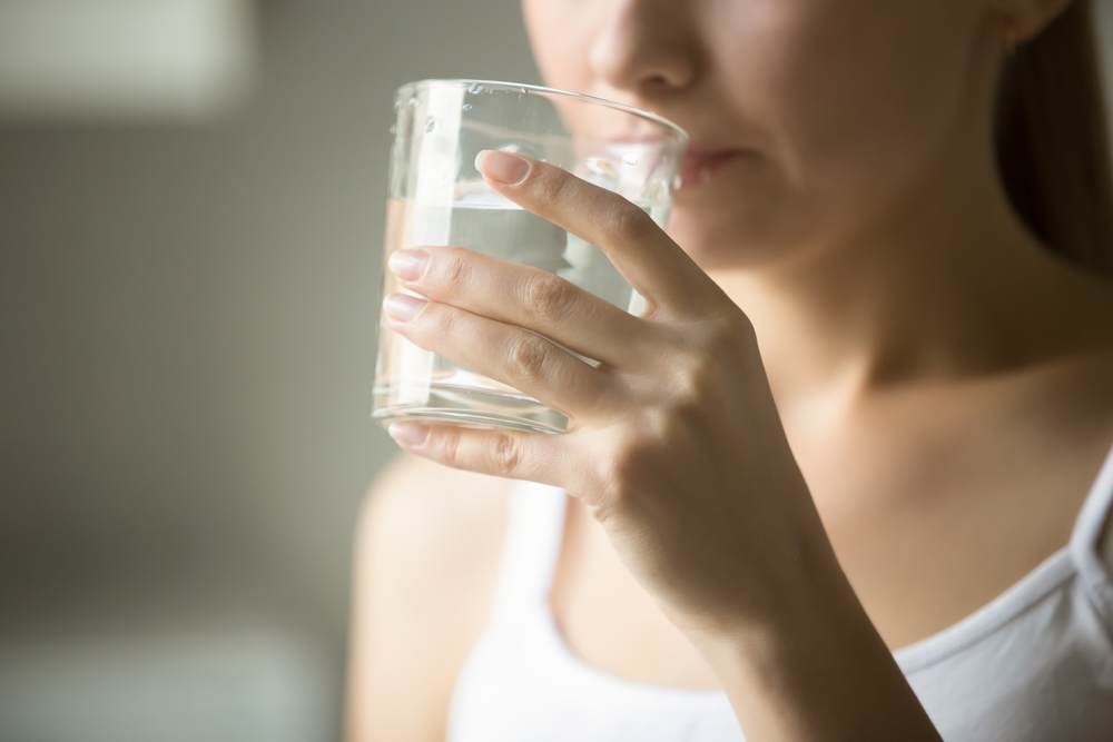 6 zaskakujących faktów picia ciepłej wody o poranku