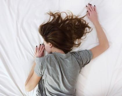 Czy wiesz, dlaczego powinnaś spinać włosy do snu?
