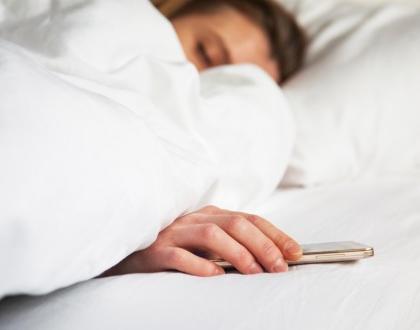 Nie wysypiasz się? Przestań używać smartfona przed snem!