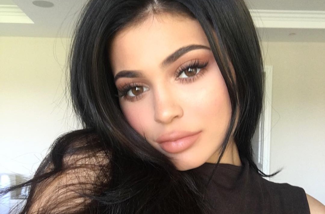 CZY KYLIE JENNER POMNIEJSZYŁA SOBIE USTA?