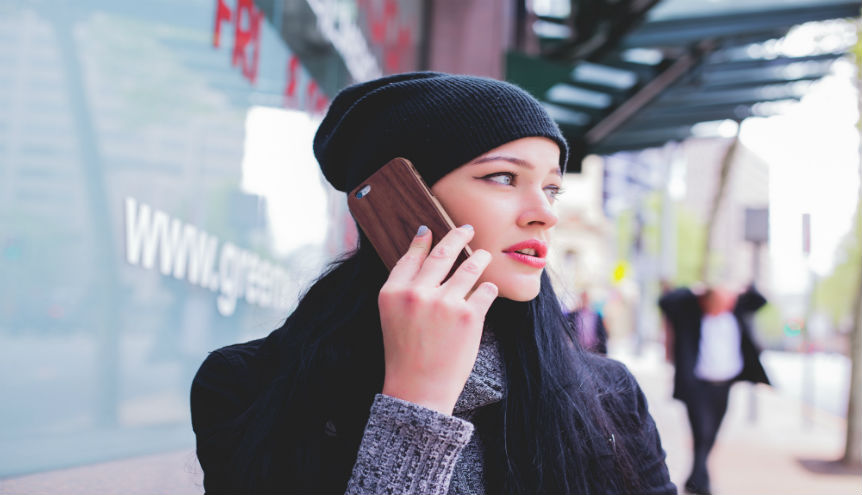 Tam nie trzymaj telefonu! 8 miejsc, które są niebezpieczne dla Ciebie i urządzenia