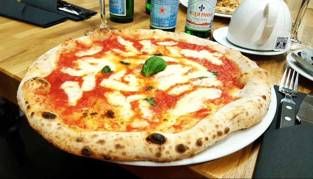 W którym roku Komisja Europejska przyznała certyfikat TSC pizzy neapolitańskiej?
