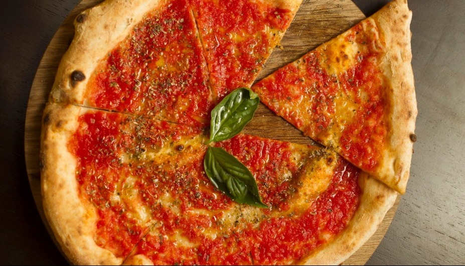 Tradycyjna włoska pizza z oregano, pomidorami i czosnkiem to: