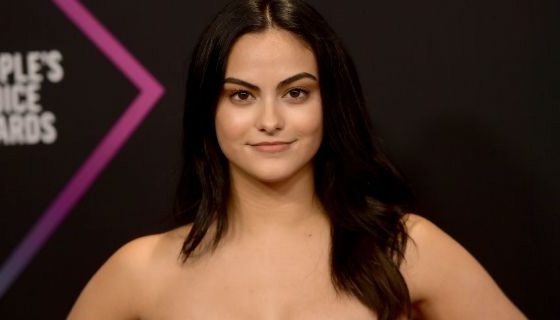 Camila Mendes i jeszcze jeden aktor serialu równocześnie studiowali na New York University, kim on był?