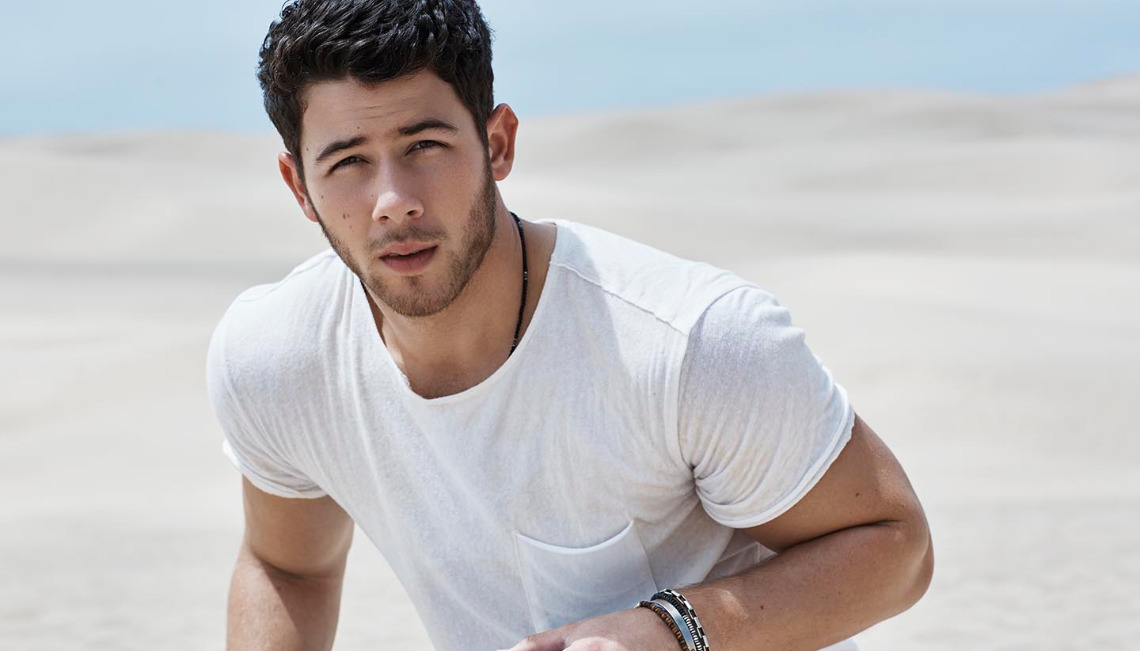 Nick Jonas, jeden z trzech braci, jest: