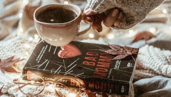Pić kakao pod ciepłym kocem i czytać książkę.