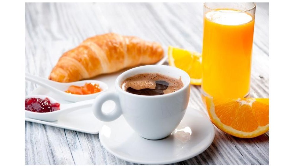 W jakim kraju śniadanie składa się zazwyczaj z bagietki lub croissanta z dżemem lub masłem oraz kawy lub czekolady ?