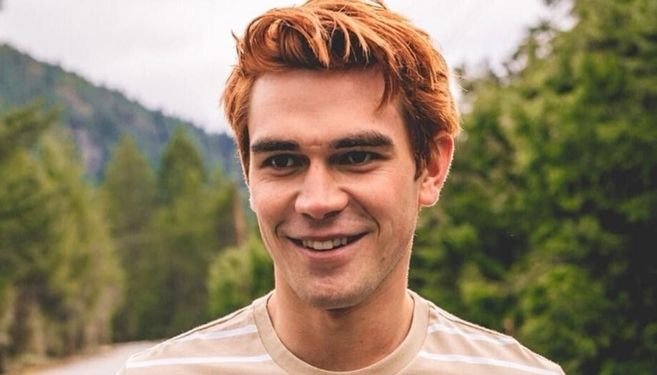 Jaki jest naturalny kolor włosów Archiego?