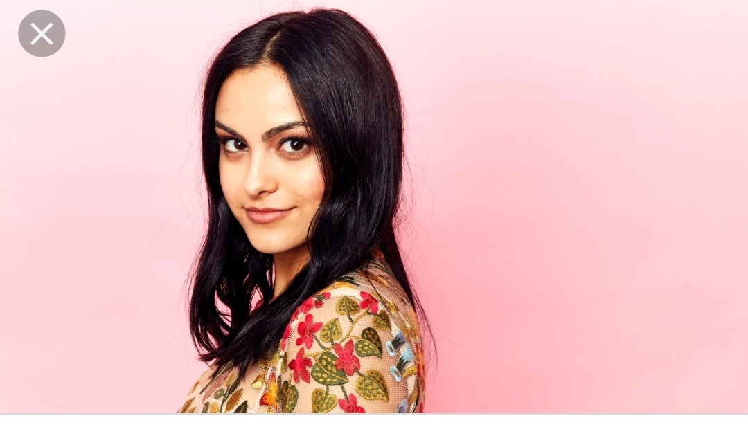 W jakim jeszcze języku umie komunikować się Camila Mendes?