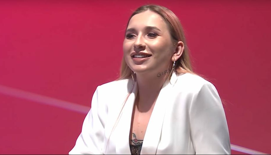 Czym Marta rzuciła w Esmdraldę podczas konferencji?