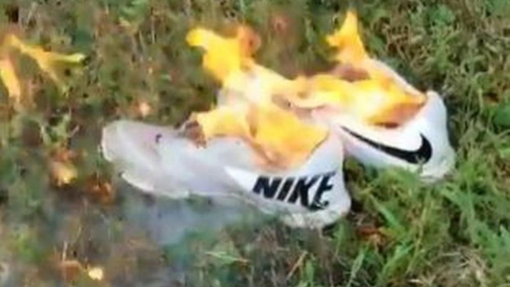 #justburnit, czyli najnowszy problem firmy Nike