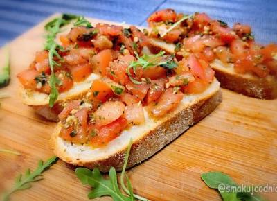 Bruschetta z pomidorami i mozarellą