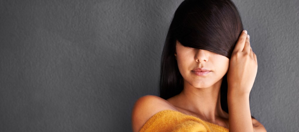 7 domowych sposobów na wyprostowanie włosów bez użycia prostownicy 