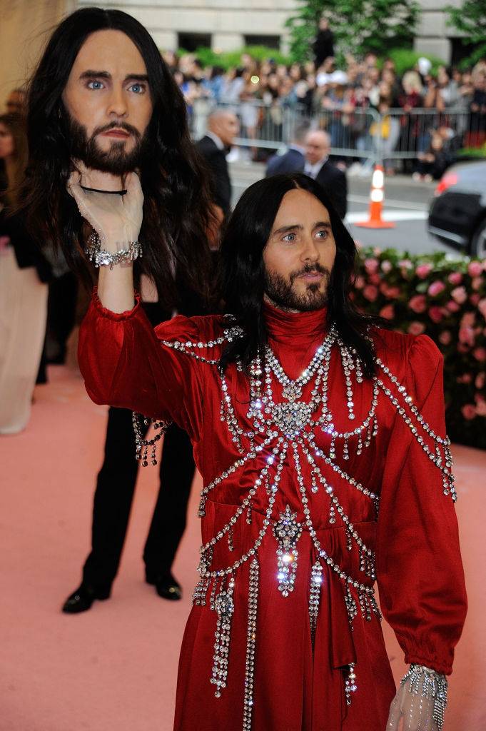 Met Gala 2019: Jared Leto w sukience na czerwonym dywanie i z dodatkiem, którego nie pobił nikt!