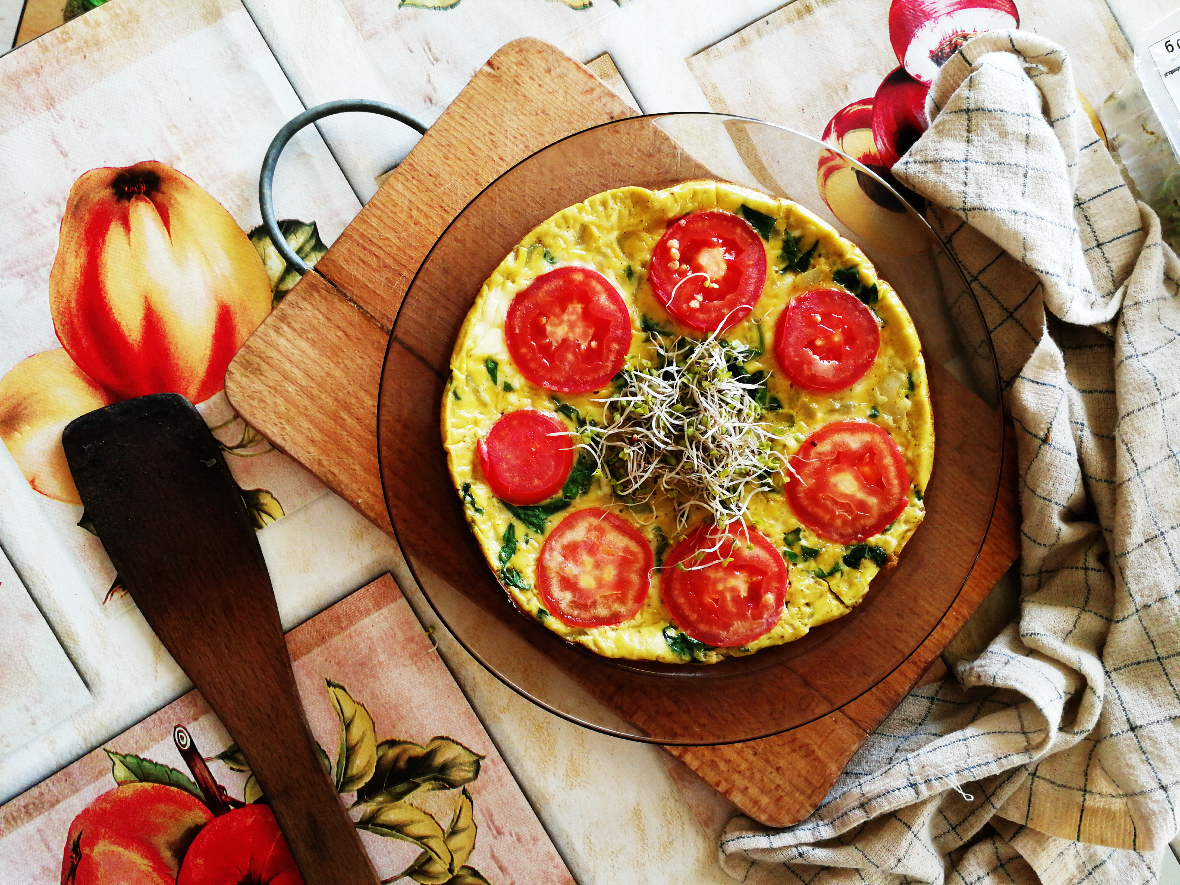 Kolorowy omlet ze szpinakiem i pomidorem – DUŻO SMAKU