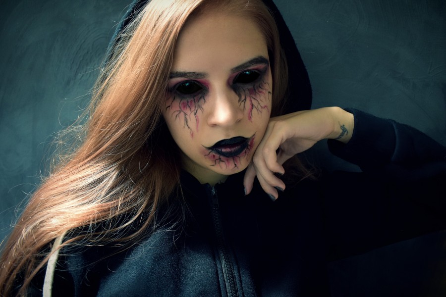 Dollka Blog: Easy Halloween Make Up - Black & Red