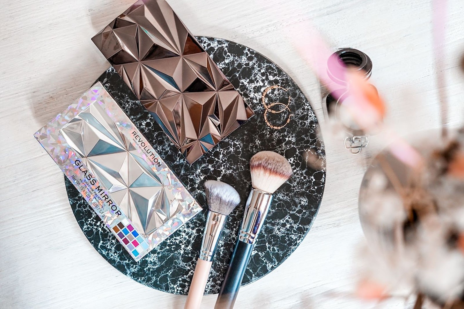 Makeup Revolution – palety cieni Glass Mirror i Black Ice. Tafla kolorów na powiekach