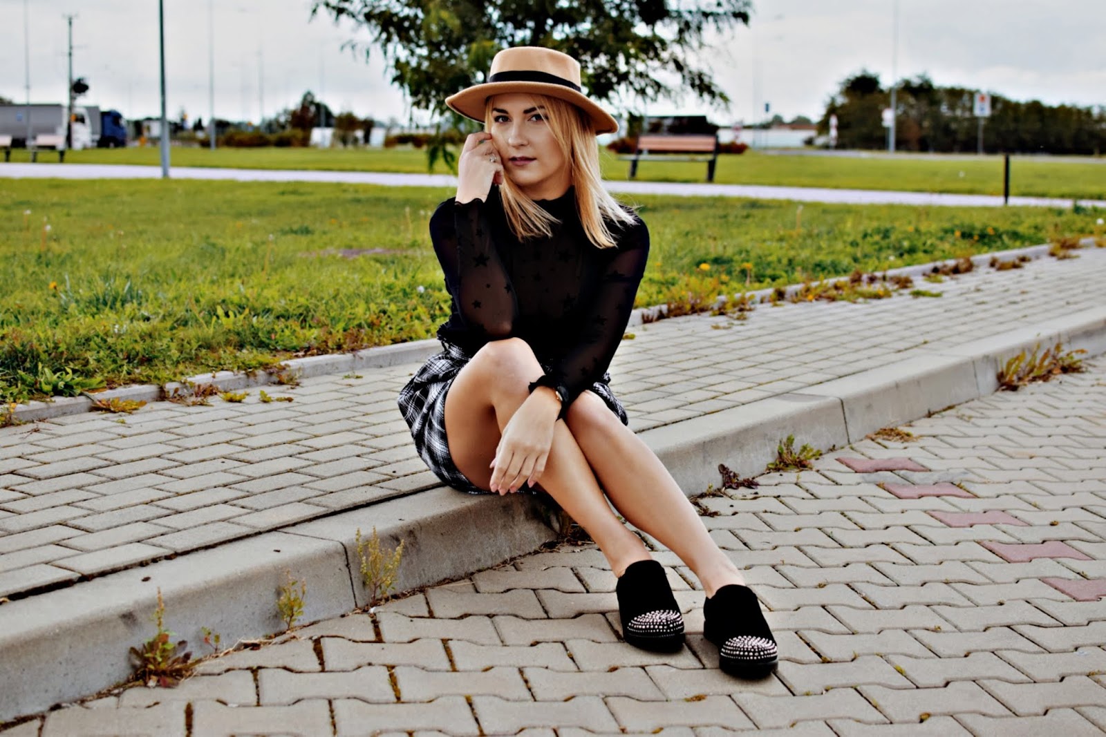 Czarna bluzka i spódnica w kratkę – jesienny look z Kate Kasin