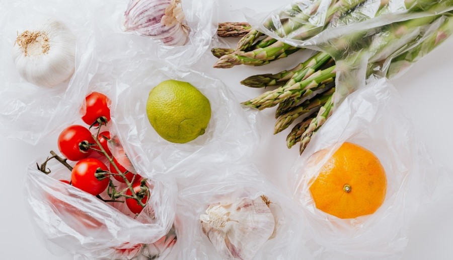 Koniec z owocami i warzywami w plastiku! Jest zakaz… na razie we Francji
