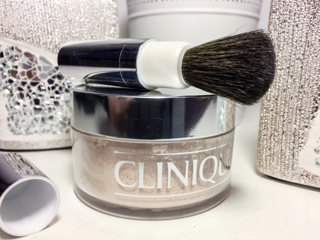 Sypki puder transparentny Clinique Blended Face Powder (08) | Flaming Blog