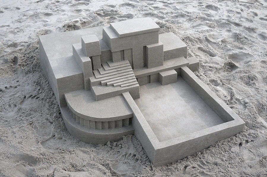 Calvin Seibert zbudował na plaży futurystyczne budowle z piasku