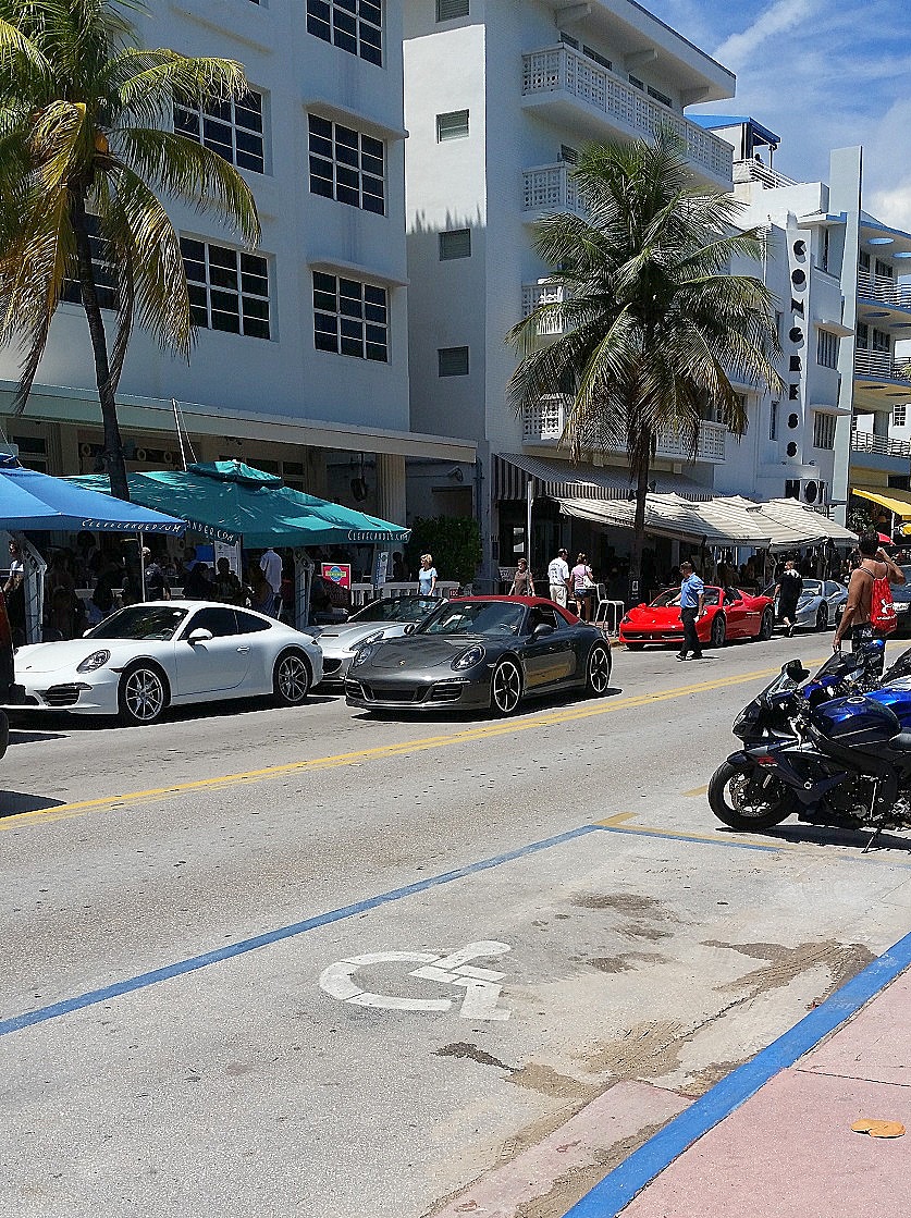 TU SŁOŃCE WYDAJE SIĘ BYĆ JAKIEŚ LEPSZE: MIAMI BEACH - W poszukiwaniu końca świata