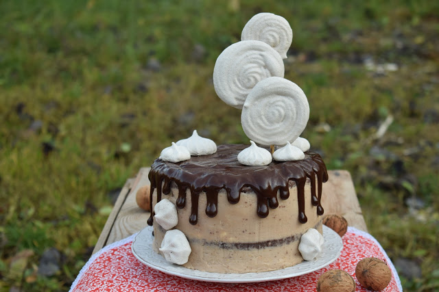 Sweet baking: Czekoladowo-orzechowy z lizakami bezowymi