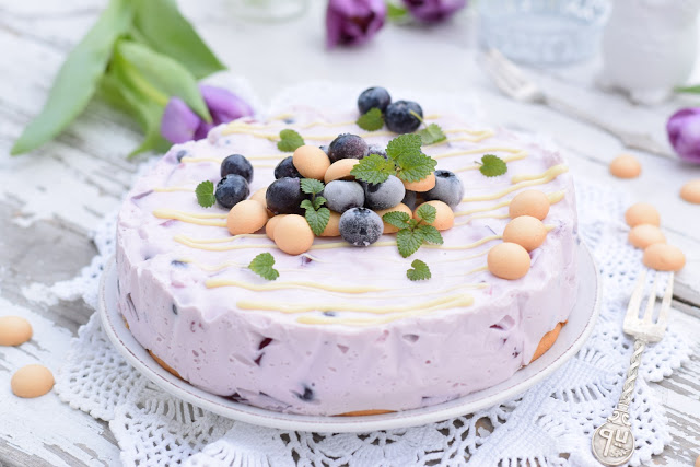 Sweet baking: Ciasto jogurtowo- borówkowe ze szkiełkiem na biszkoptach