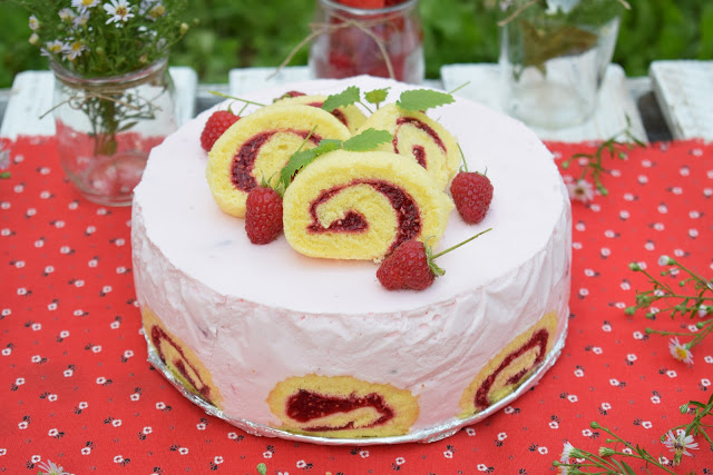 Sweet baking: Malinowy torcik z roladkami