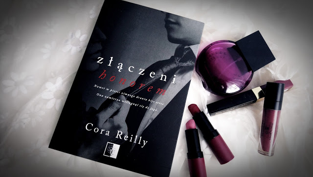 Świat ukryty w słowach: [232] Cora Reilly - 