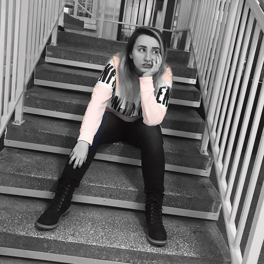 GLΔSSY X on Instagram: “Nie przejmuj się tym co ludzie o tobie myślą💪 #polishgirl #school #pink #blackandwhite #stairs #motivation #ddob #ddobinsta”