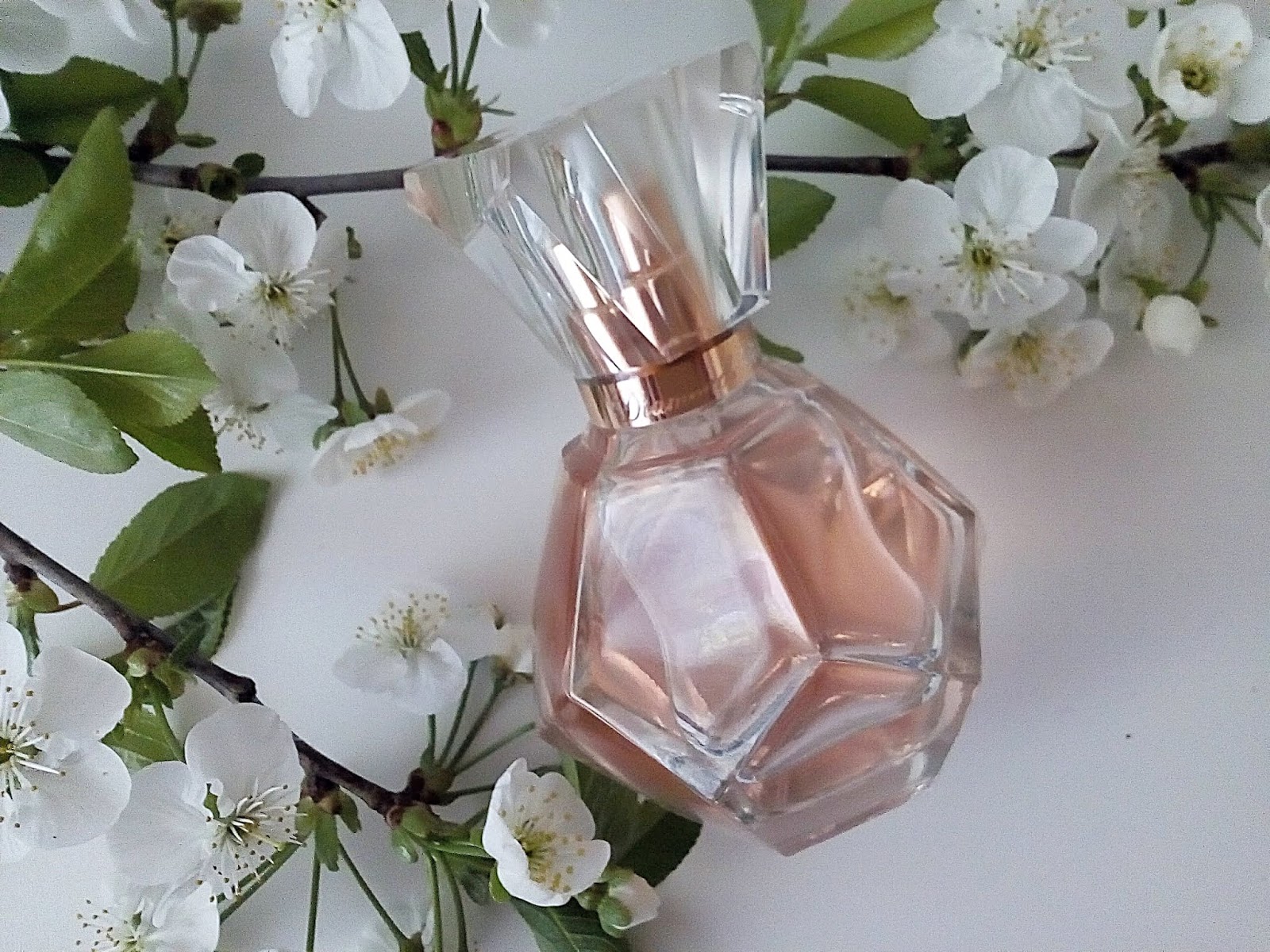 Cosmetics reviews : Diamonds Blush woda perfumowana - nuta elegancji zamknięta w pięknym flakoniku