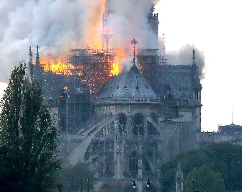 Notre Dame w stanęło w płomieniach!