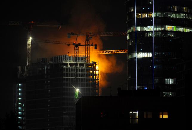Pożar w centrum Warszawy. Ogień na budowanym wieżowcu - WawaLove