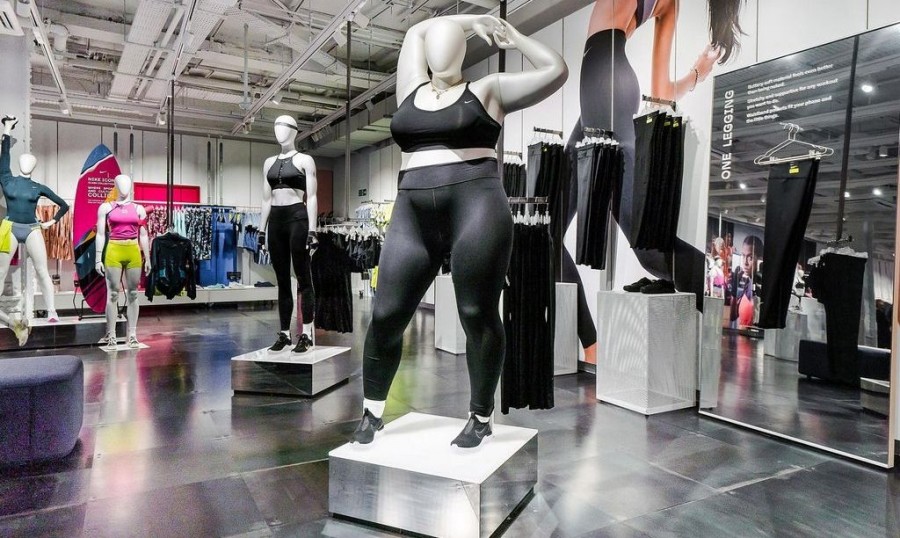 Manekiny plus-size we flagowym sklepie Nike. 