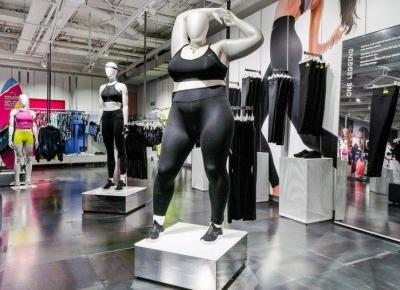 Manekiny plus-size we flagowym sklepie Nike. 