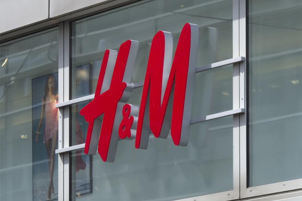 Dziennikarze ujawnili co H&M robi z ubraniami, których nie sprzedał.