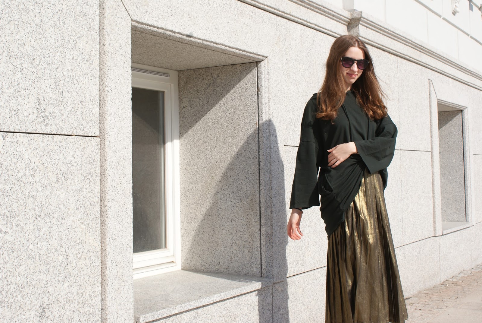 Jull: Pleated skirt x oversize hoodie