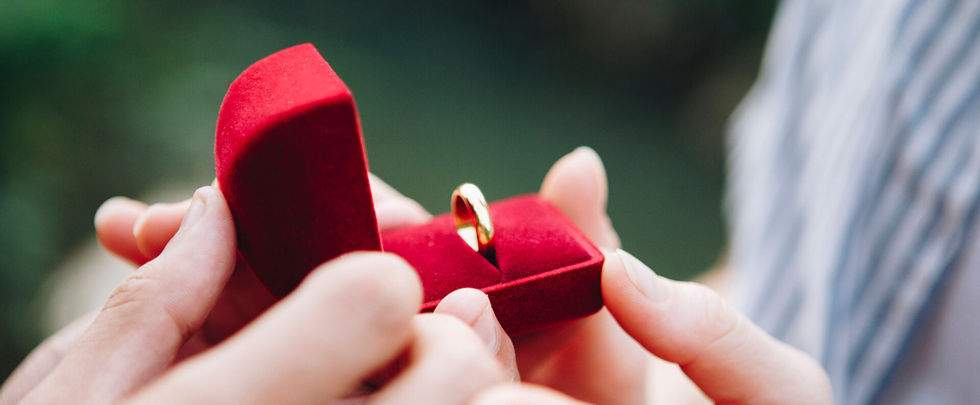Gdzie kupić pierścionek zaręczynowy? | Blog o biżuterii by KINGY