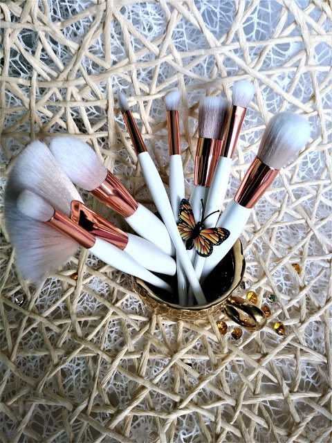 Kosmetyczny Świat Strzałeczki- receznje i testy kosmetyków: Cudowny zestaw pędzelków do makijażu