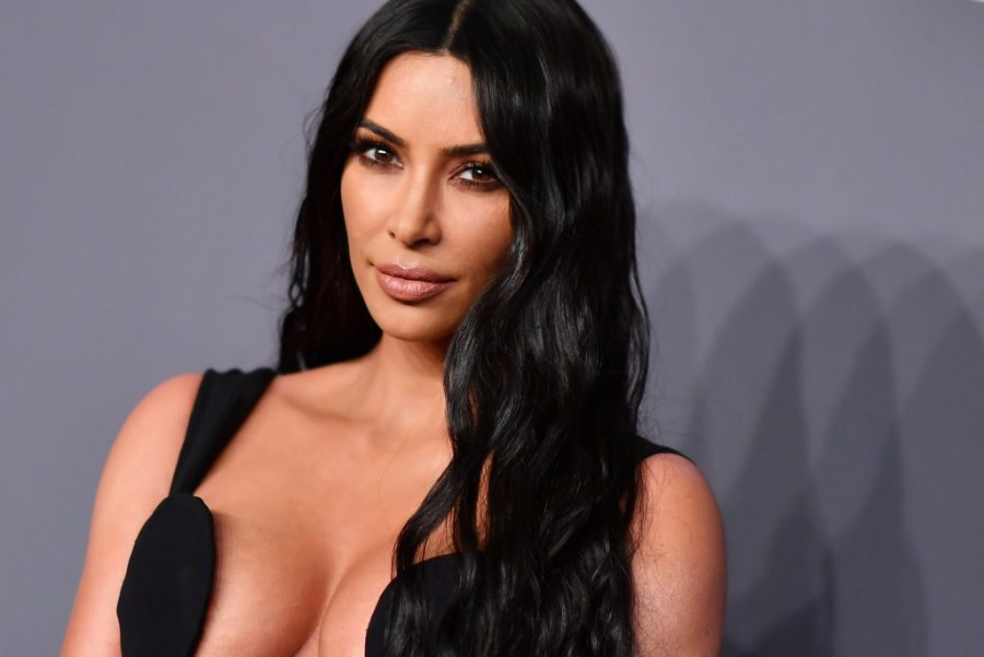 Kim Kardashian promuje trendy z lat 90?
