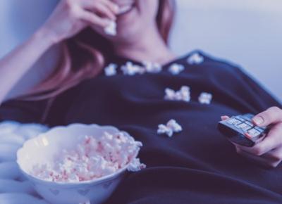 10 seriali na Netflix idealnych na wakacje!