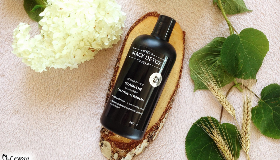 OCZYSZCZAJĄCY SZAMPON DO WŁOSÓW Z AKTYWNYM WĘGLEM BLACK DETOX