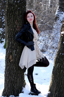 Sesja zimowa, beżowa sukienka z falbankami na jedno ramię czarne  obramowania, dziurawe rajstopy, skórzana kurtka ramoneska