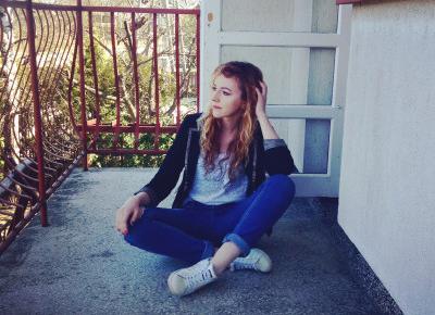 Czarny żakiet, biała lekko prześwitująca koszulka z kieszonką, jeansy 7/8 z dziurami, adidas superstar hologram | Blog Fashion and Beauty - Personal by Leyraa