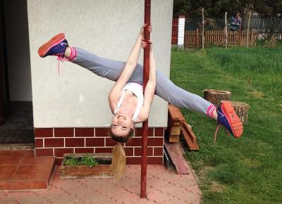 Biała bokserka, szare spodnie dresowe z naszywkami różowymi, Nike Air Max 2016 Print Deep Night | Blog Fashion and Beauty - Personal by Leyraa