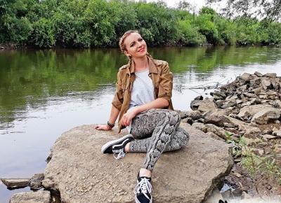 Szara koszulka oversize, legginsy motyw wąż, brązowa wiosenna kurtka, vans model old skool lite czarno-białe, kolorowe bransoletki z koralików | Blog Fashion and Beauty - Personal by Leyraa