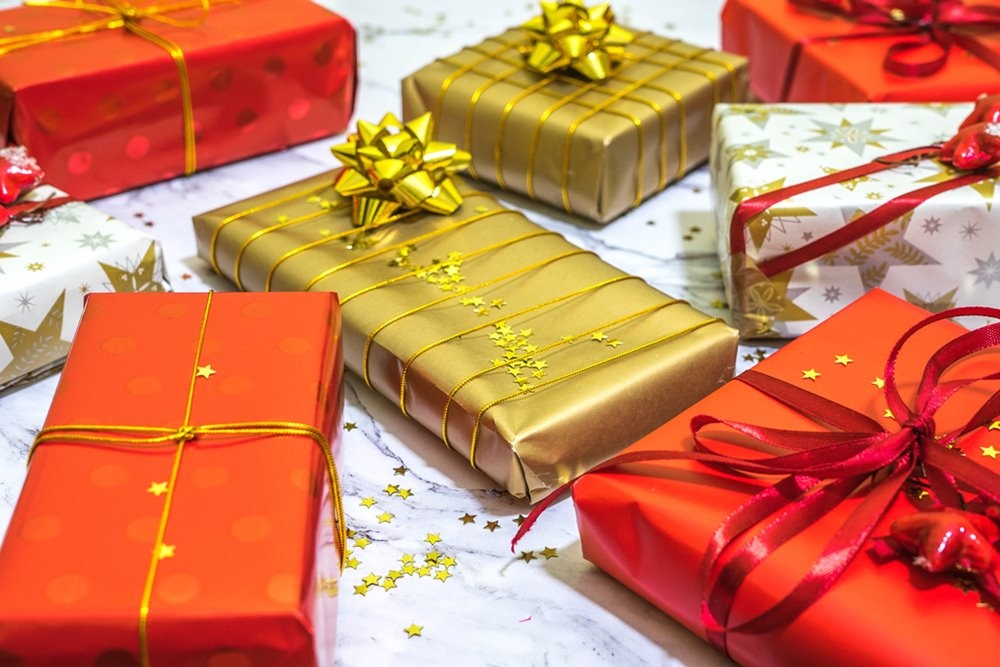 4 pomysły jak zapakować prezenty gwiazdkowe + DARMOWE ZAWIESZKI DO PREZENTÓW DO DRUKU