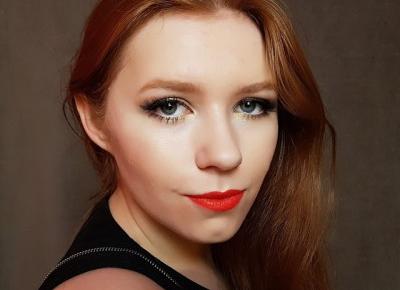 Czerwone usta i brokatowe kreski | Michalina Zawalska